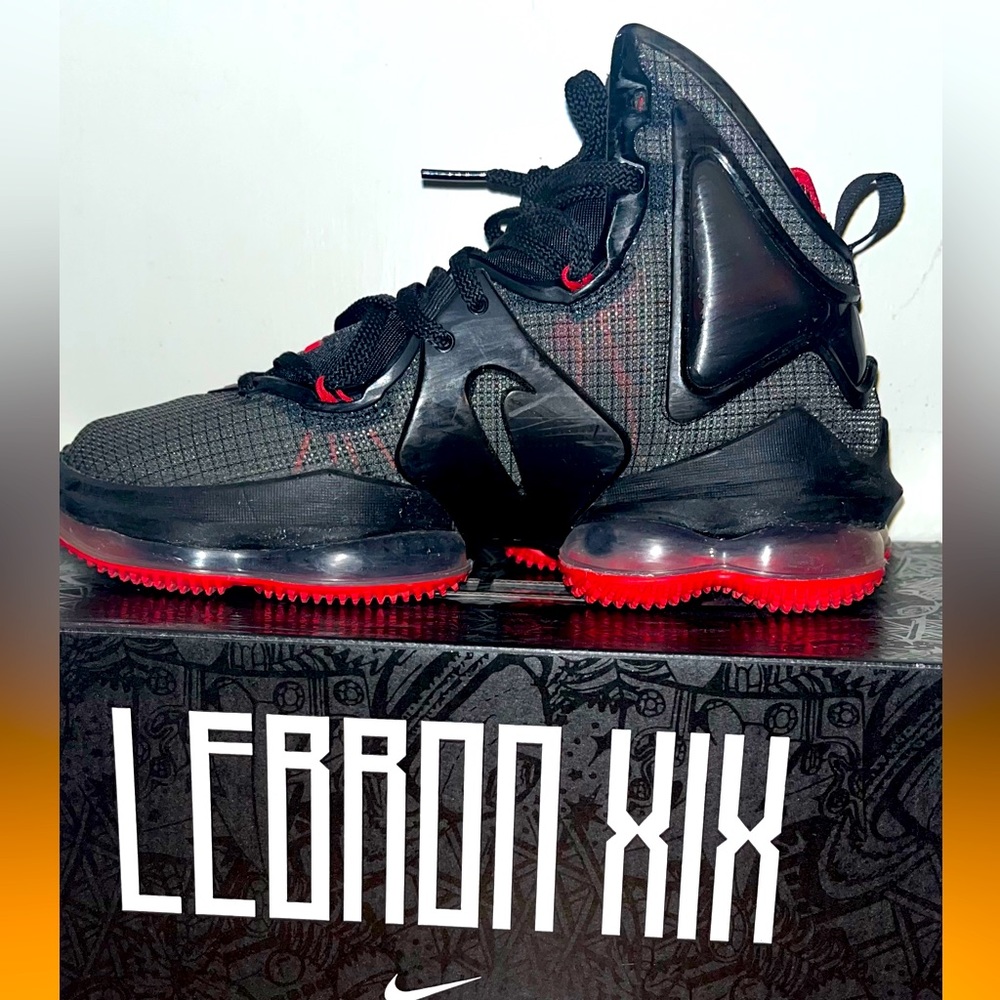 Lebron XIX Black University Red